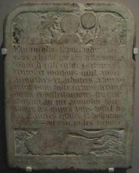 Der Grabstein Nicolas Flamels, eng beschrieben und mit in Stein gemeißelten Figuren