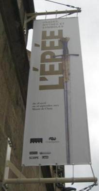 Banner des Museums mit der Ankündigung der Sonderausstellung L'épée
