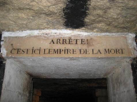 Eingang der Katakomben von Paris mit der Aufschrift Arrète! C'est ici l'empire de la mort