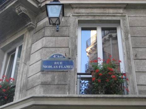 Gebäudedetail mit dem Straßenschild der Rue Nicolas Flamel