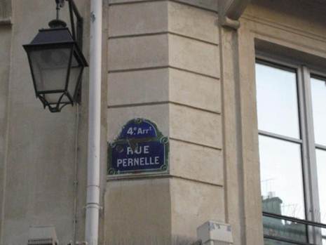 Gebäudedetail mit dem Straßenschild der Rue Perenelle