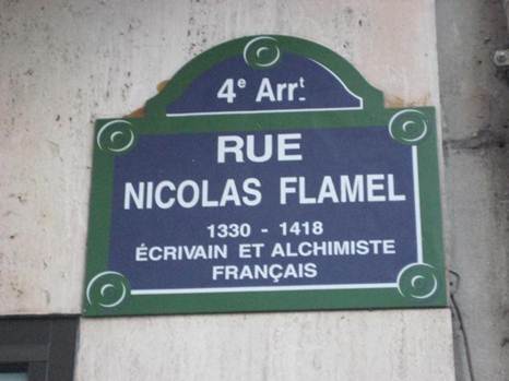 Straßenschild mit der Aufschrift Rue Nicolas Flamel