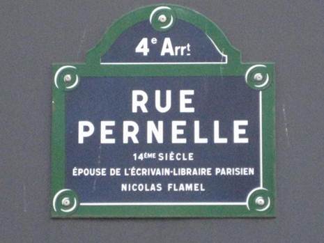 Straßenschild mit der Aufschrift Rue Perenelle
