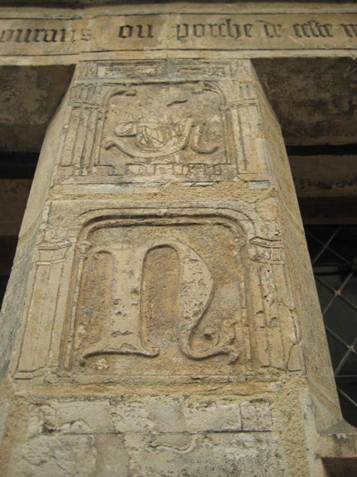 Ansicht eines in Stein gravierten verschlungenen Buchstaben N, unterhalb weiterer Gravuren und einer Inschrift