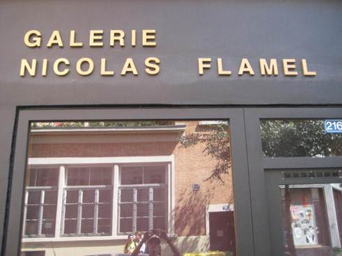 Außenansicht eines Gebäudes mit Schaufenster und der Aufschrift Galerie Nicolas Flamel